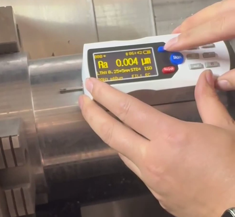 The surface roughness was measured to be Ra 2.360 μm on a finished lathe using a handheld roughness tester.